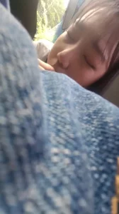 ！在车上就主动口起来 还不忘把精液吃完