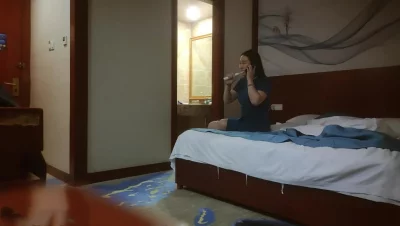 老公出差查岗 淡定接起电话 “我和姐妹在一起呢”